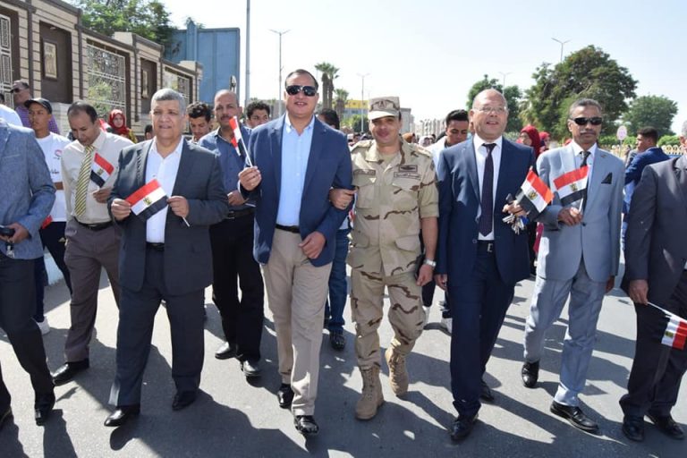 جامعة سوهاج تحتفل بانتصارات أكتوبر بمسيرة حاشدة وعرض لفيلم الممر