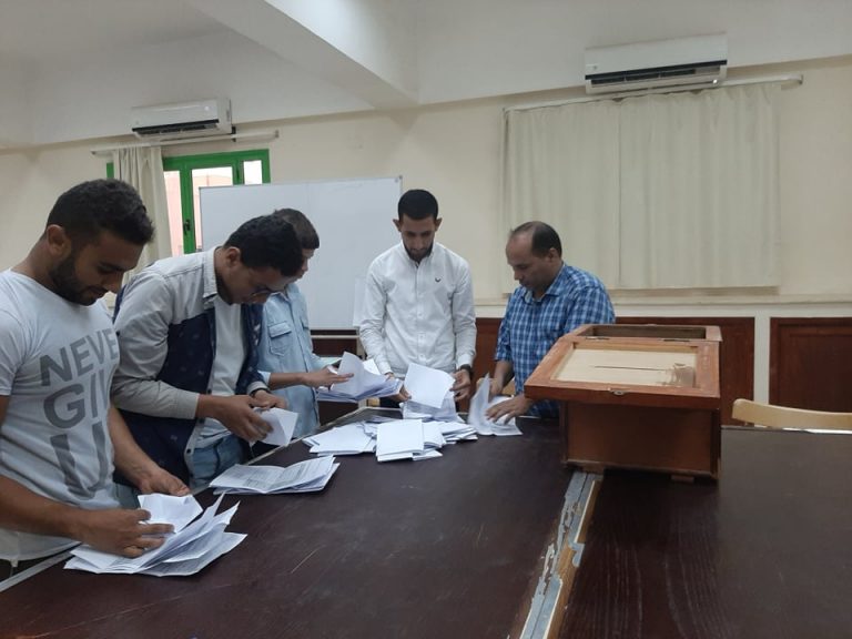 طلاب الحاسبات يحسمون من الجولة الأولى