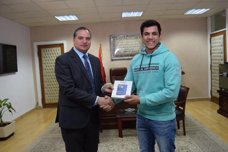 رئيس جامعة سوهاج يسلم الهواتف الذكية للفائزين بجائزة وزير الاتصالات