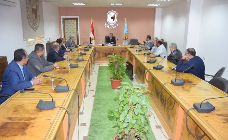 غرفة عمليات لمتابعة الموقف تناقش الإجراءات الاحترازية بجامعة سوهاج لمنع انتشار “كورونا”