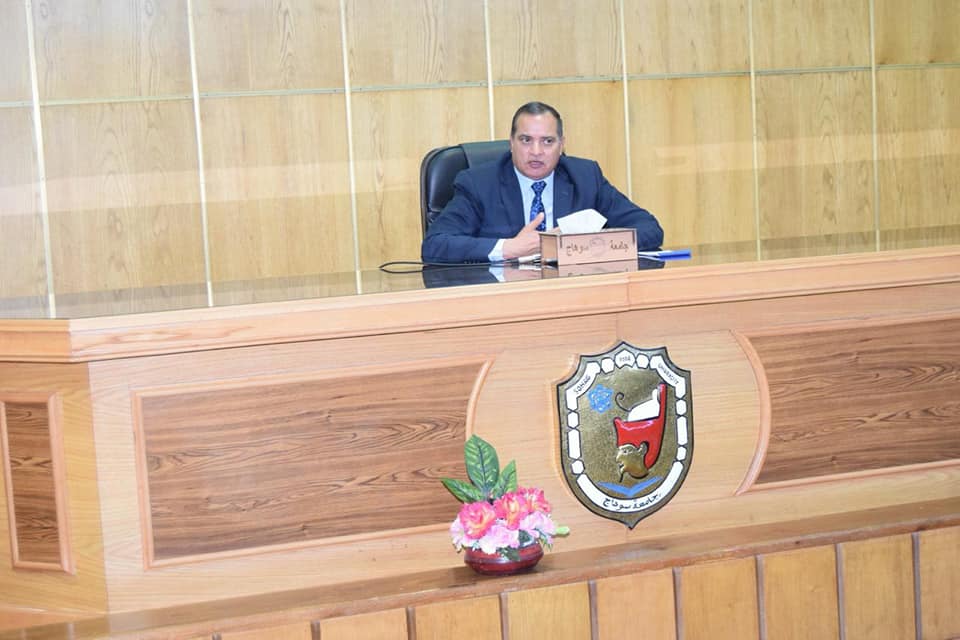 رئيس جامعة سوهاج يجتمع بمجلس اتحاد الطلاب لمناقشة إجراءات تعطيل الدراسة