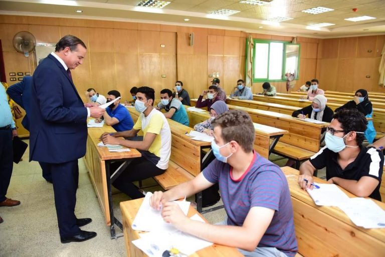 رئيس جامعة سوهاج يتفقد سير الامتحانات بـكلية «الحاسبات و المعلومات»