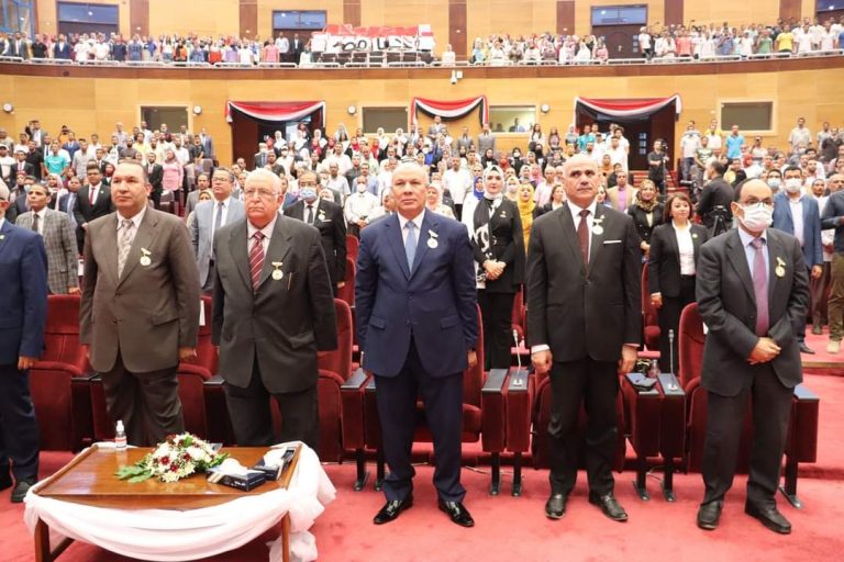 جامعة سوهاج تكرم القيادات والرواد المشاركين فى مسيرة التعليم الجامعي على مدار ٥٠ عاماََ