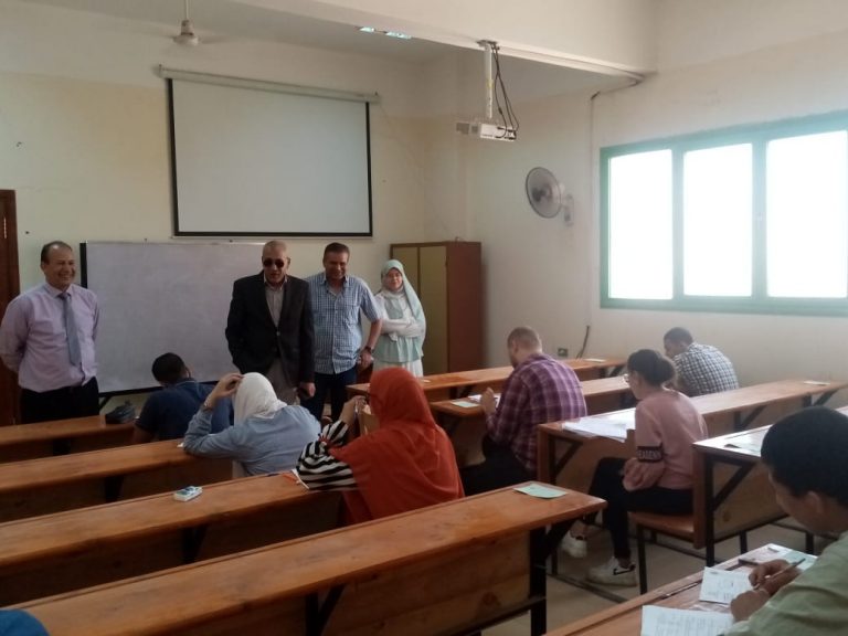 نائب رئيس الجامعة لشئون التعليم والطلاب يتابع سير امتحانات الفصل الدراسى الثانى بالكلية