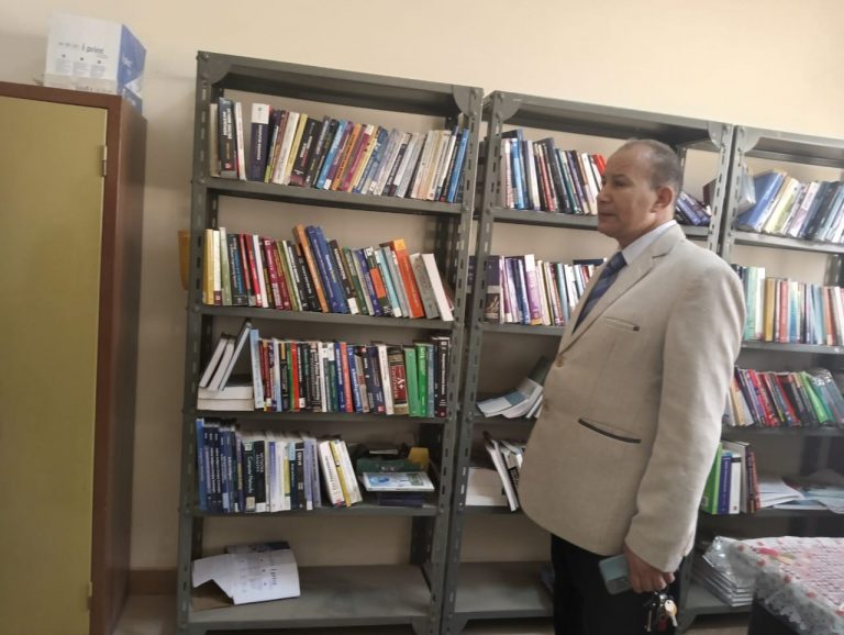 الزناتى يتفقد المكتبة بحاسبات سوهاج.