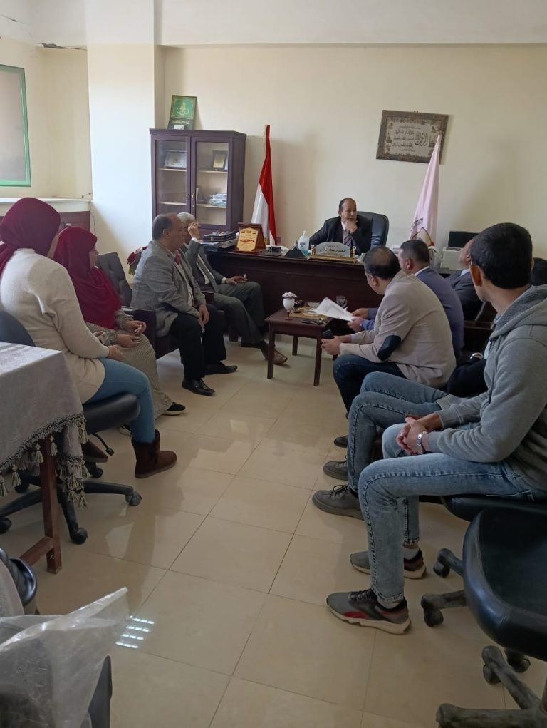 الزناتى يعقد اجتماعا لأعضاء هيئة التدريس إستعدادا للامتحانات بحاسبات سوهاج.