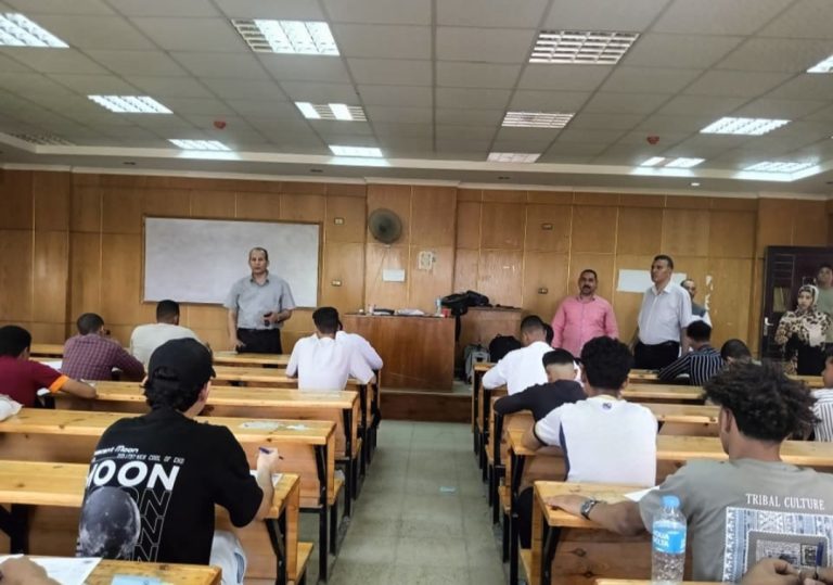 الزناتى يتفقد امتحانات الفصل الدراسي الثاني بحاسبات سوهاج.