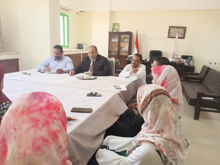 الزناتى يجتمع بأعضاء الهيئه المعاونه بحاسبات سوهاج.