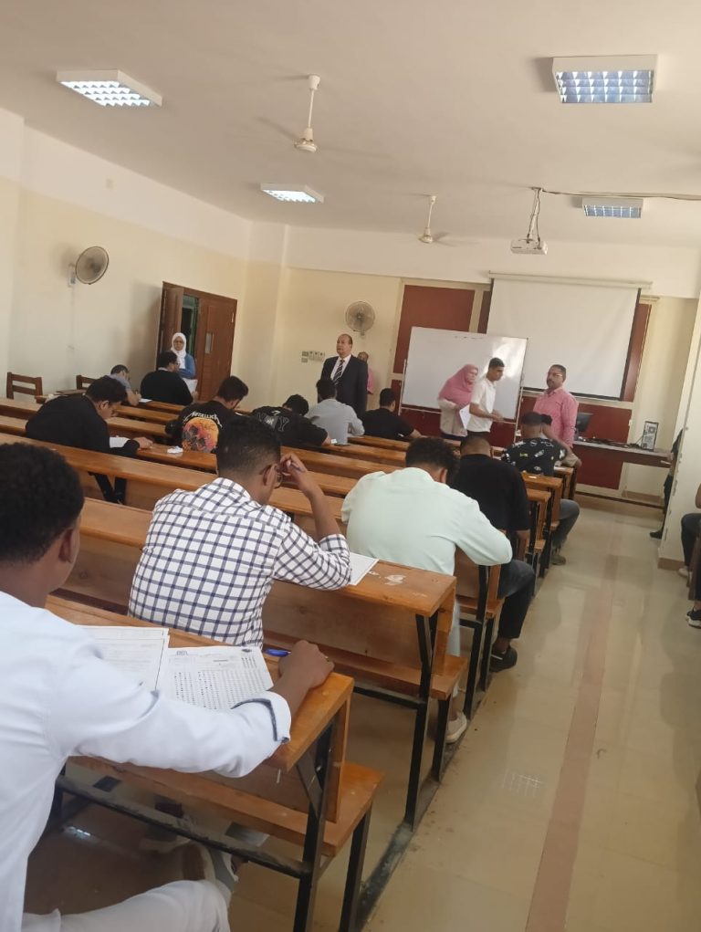 عميد حاسبات يتفقد امتحانات الترم الصيفى بسوهاج.