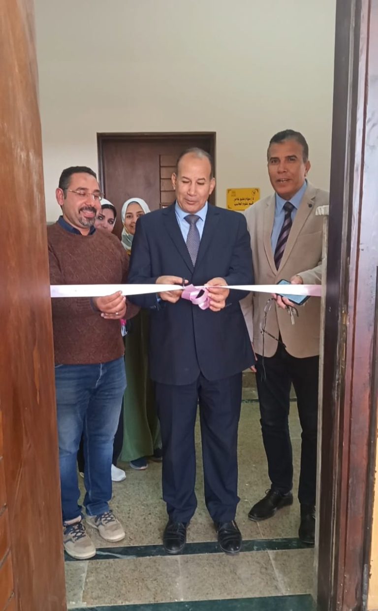 الزناتى يفتتح المركز الاعلامى بحاسبات سوهاج .