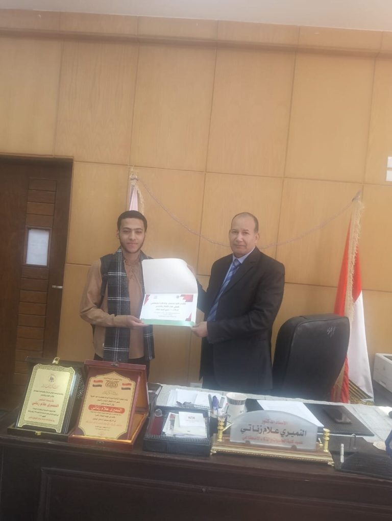 الزناتى يكرم طالبا بالكليه لتأليفه كتابا للغه البرمجه.