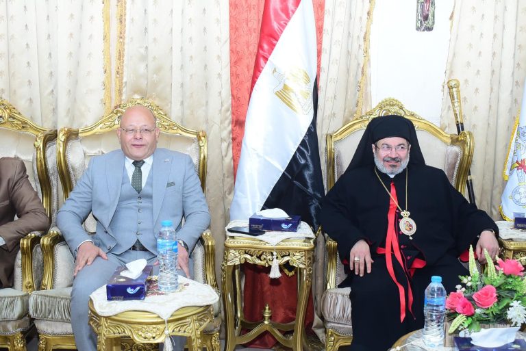 *رئيس جامعة سوهاج يزور عدداً من الكنائس لتقديم التهنئة بعيد الميلاد المجيد*