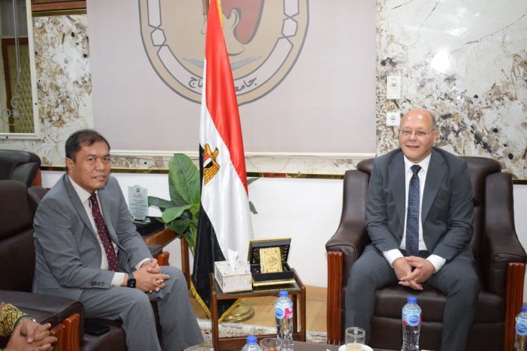 *رئيس جامعة سوهاج يستقبل نائب سفير دولة اندونيسيا*