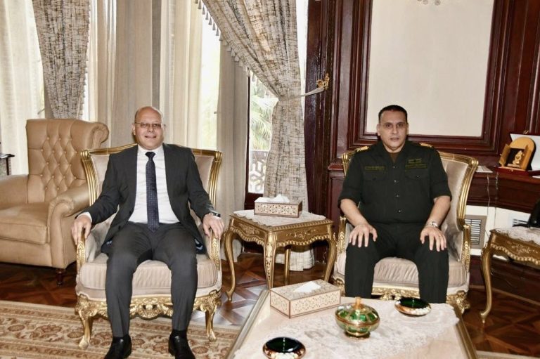 رئيس جامعة سوهاج و مدير إدارة الشئون المعنوية يناقشان تنفيذ برنامج توعوى متكامل لتعزيز الوعي الوطنى لدي الطلاب**