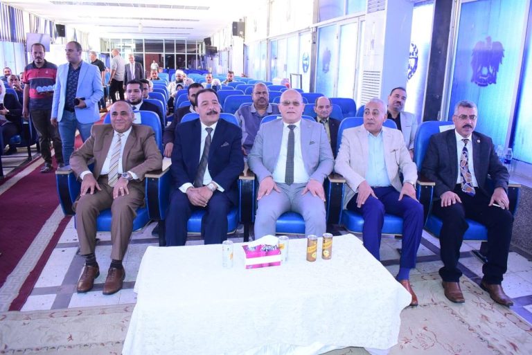 رئيس جامعة سوهاج يشهد مناقشة ماجستير بكلية الآداب حول الأساليب الطلبية في شعر فولاذ الأنور*