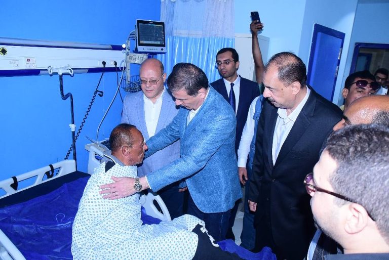 النعماني يستقبل وزير الزراعه خلال زيارته لمستشفي سوهاج الجامعي للاطمئنان علي مسئول حماية الأراضي بالإدارة الزراعية عقب تعرضه للاصابه اثناء تاديه عمله