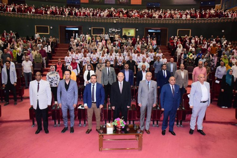 **تزامنا مع ذكري ثوره ٣٠ يونيو..جامعة سوهاج تفي بوعدها و تحتفل بتوقع عقود فرص عمل لعدد١٧٠ طالب بالتعاون مع وزارة التضامن الاجتماعي*