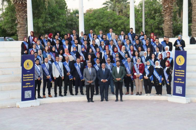 *وفد طلابي بجامعة سوهاج يشارك فى فعاليات برنامج صناع التأثير لإعداد قادة الإعلاميين من طلاب الجامعات والمعاهد المصرية*