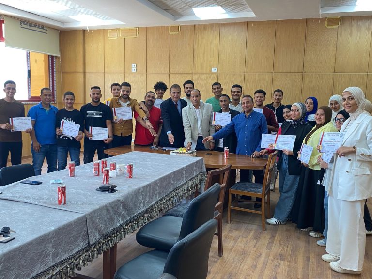 انتهاء الدوره الاولى للمبتدئين بمركز الاستشارات وعلوم الحاسب .