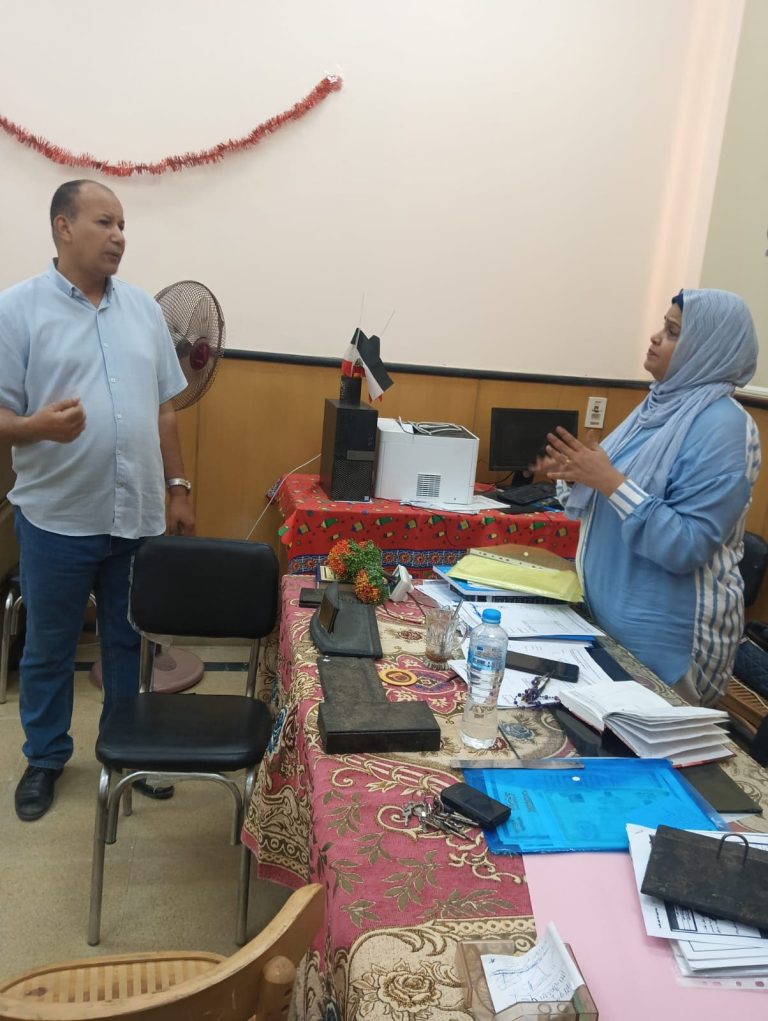 الزناتى يتفقد اداره الدراسات العليا بالكليه .