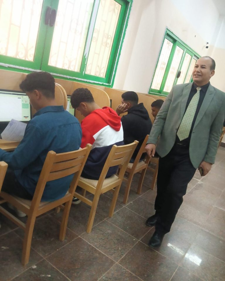 الزناتي يجري جولة تفقدية بلجان امتحانات حاسبات سوهاج. 