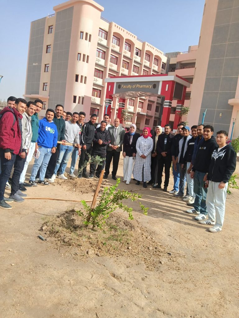 حاسبات سوهاج تبدأ فعاليات اليوم البيئي بغرس الأشجار داخل حديقة الكلية