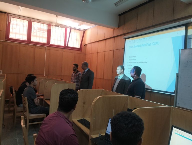 نائب رئيس الجامعة الأستاذ الدكتور/ حسين طه في زيارة لكلية الحاسبات والذكاء الاصطناعي