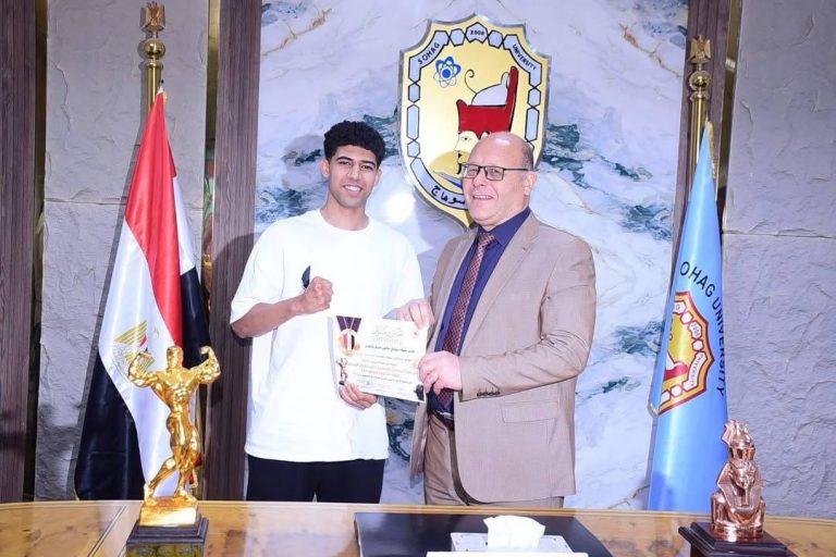 رئيس جامعة سوهاج يكرم الطالب زياد لحصوله على المركز الرابع على مستوى جامعات مصر لكمال الأجسام .