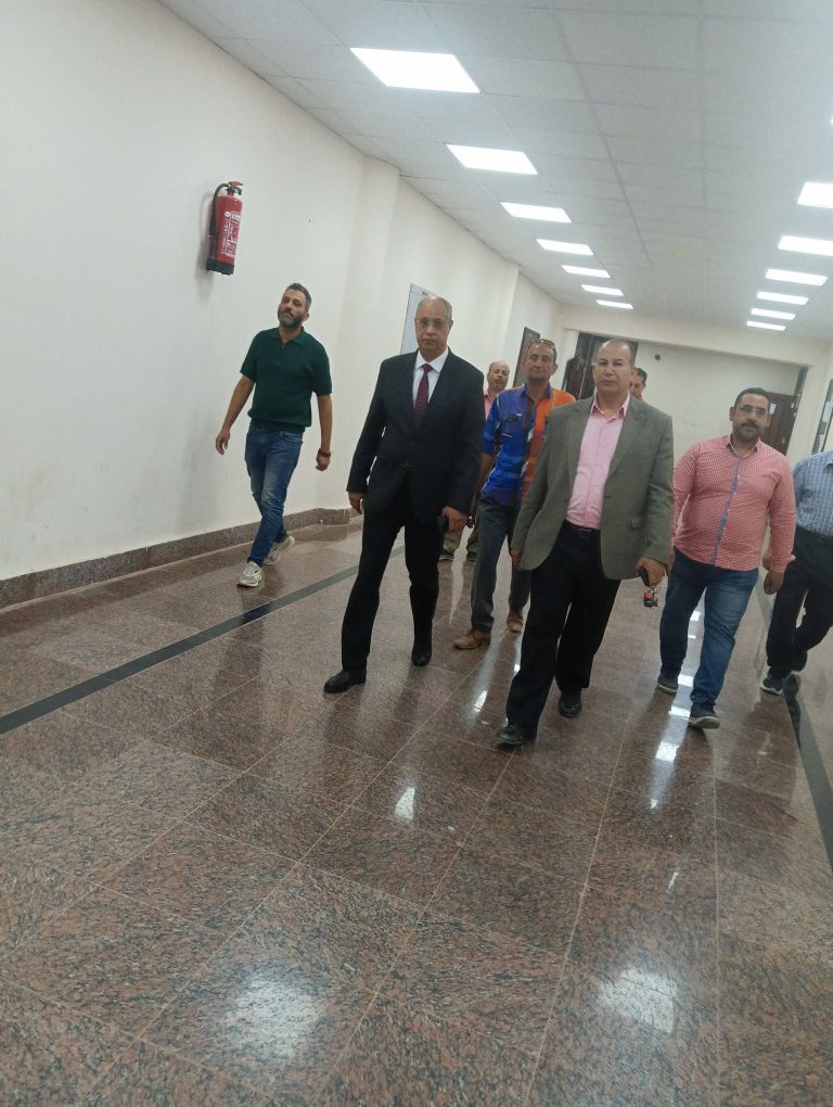 أ.د حسين طه نأئب رئيس الجامعة لشئون التعليم والطلاب يتفقد امتحانات الفصل الدراسي الثاني بكلية الحاسبات والذكاء الاصطناعي بجامعة سوهاج