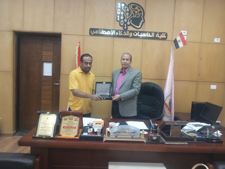 اهداء درع مدرسة جيل المستقبل لعميد كلية الحاسبات والذكاء الاصطناعي بجامعة سوهاج لدعم الطالب أحمد سامح ثابت ليحقق المركز الأول على مستوى الجمهورية بمجال علوم الارض .